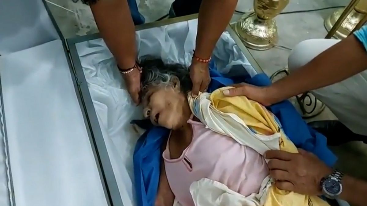 Ekvádorka, kterou omylem dali do rakve živou, po několika dnech skutečně zemřela